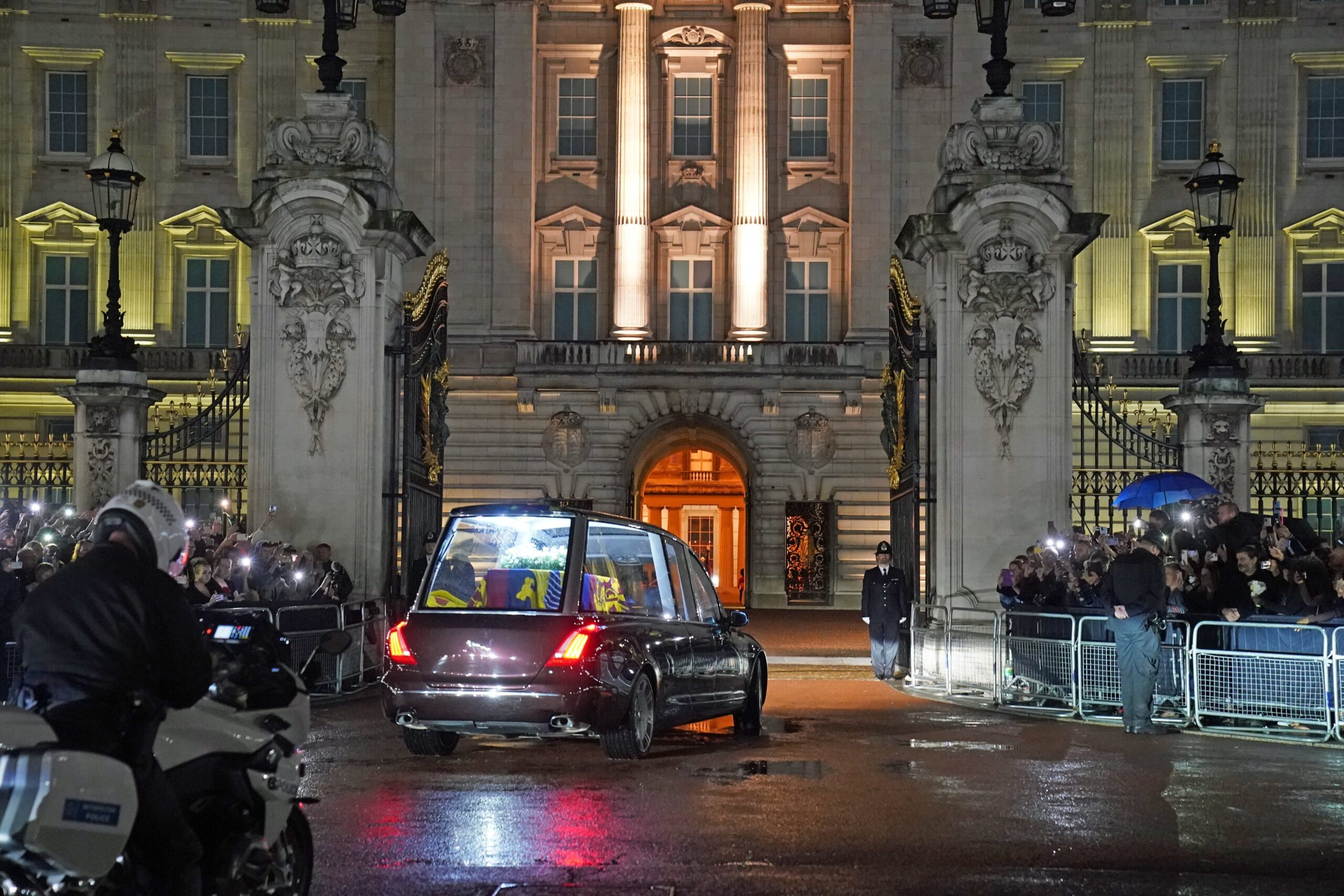 Los restos de la reina Isabel II llegan al Palacio de Buckingham