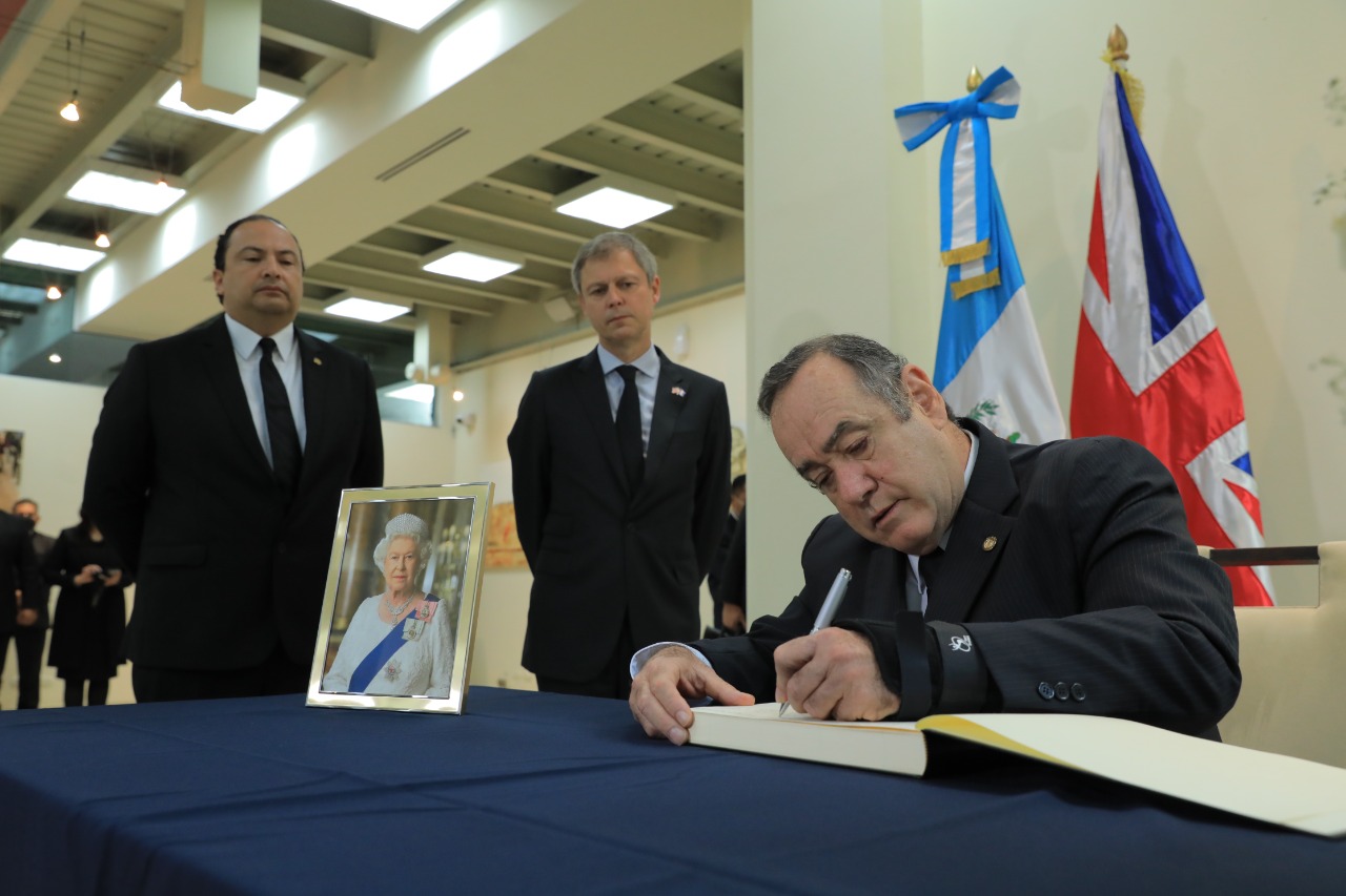 Presidente firma libro de condolencias por fallecimiento de la reina Isabel II