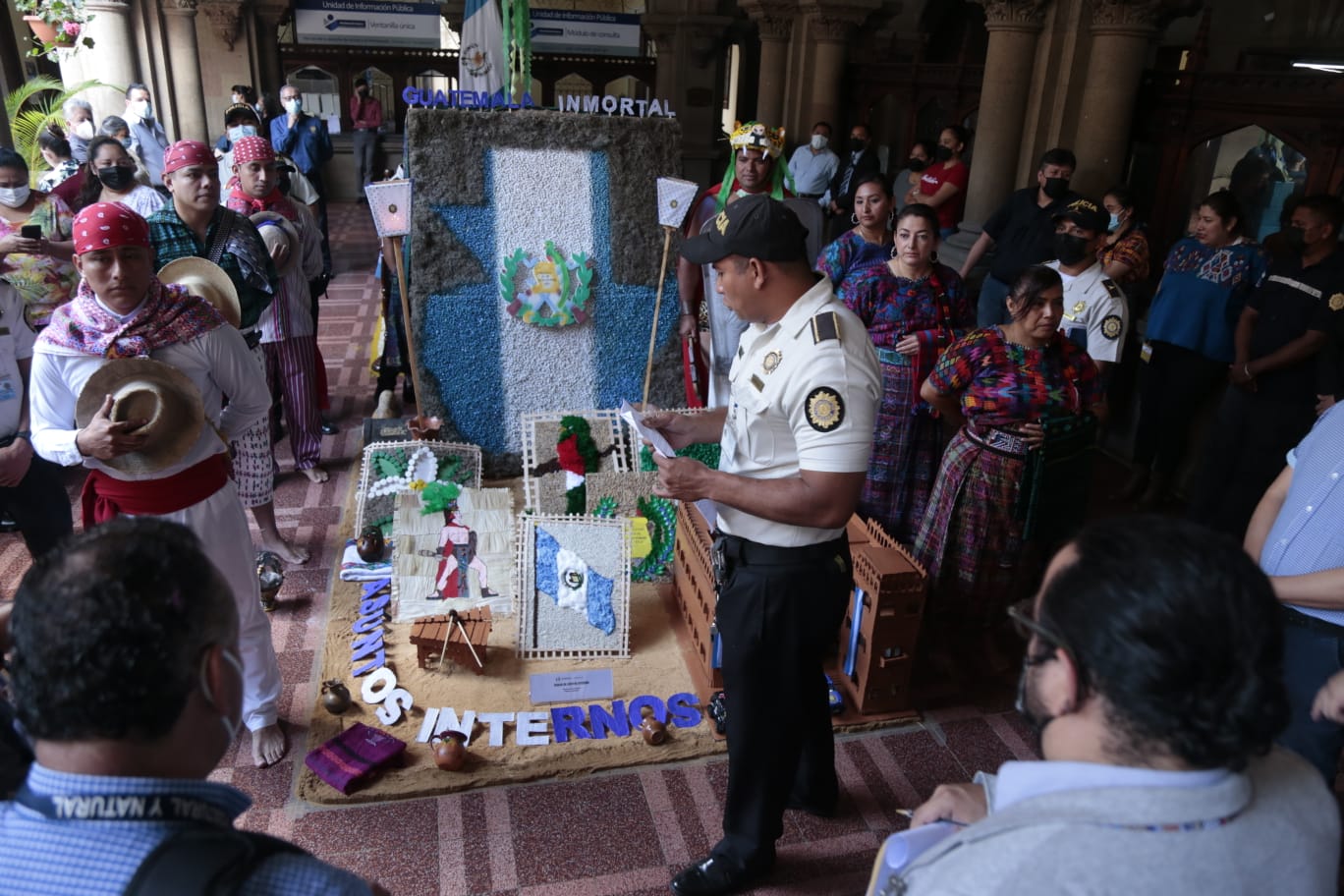 Elaboran altares cívicos como parte de las fiestas patrias