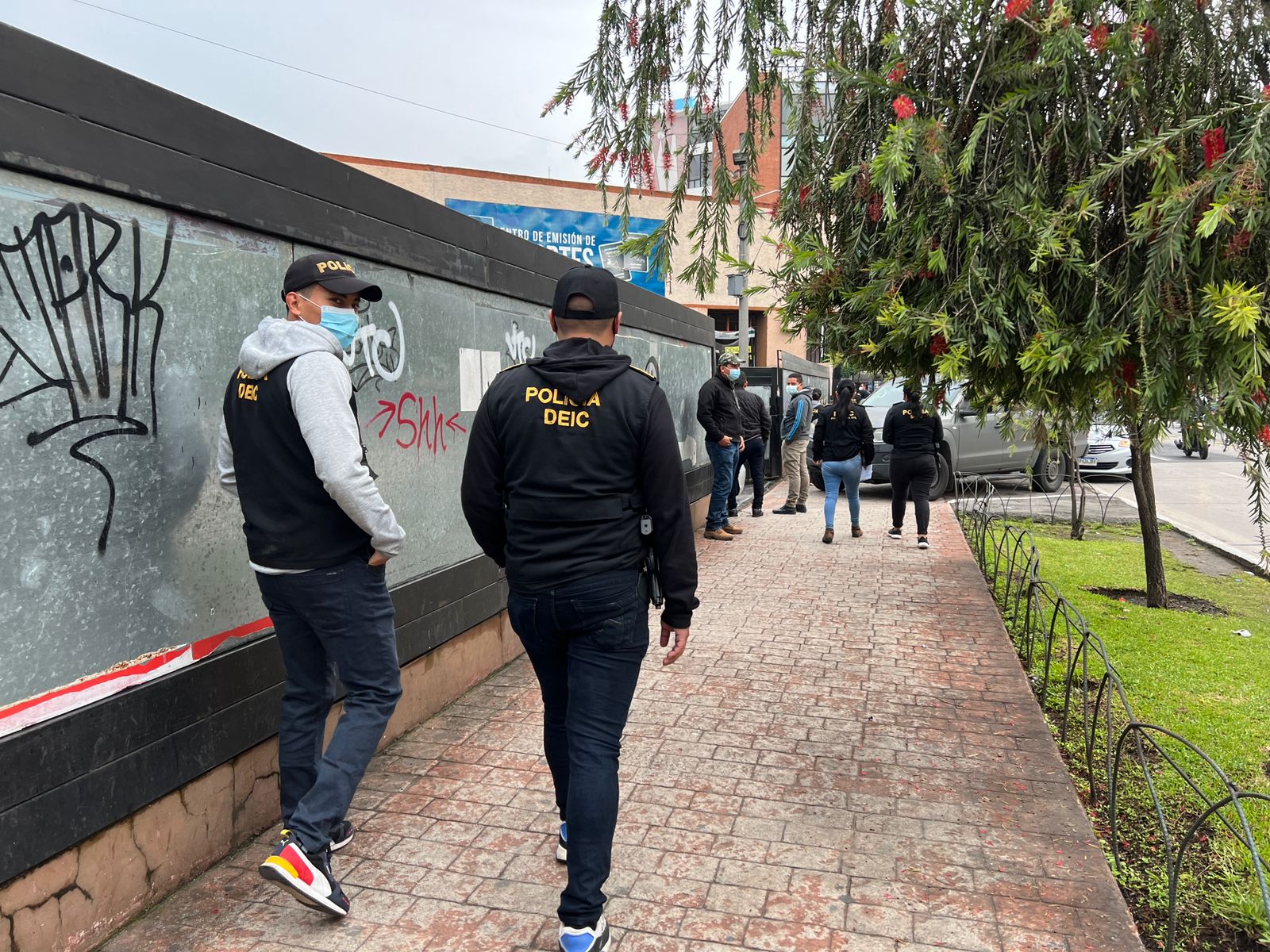 Coordinan operativos en el centro de emisión de pasaportes de la zona 4