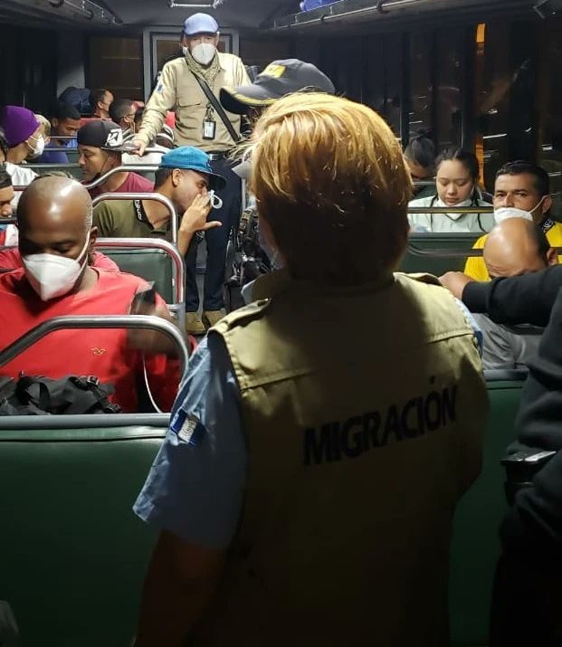 Asisten a 33 extranjeros y los remiten a Migración