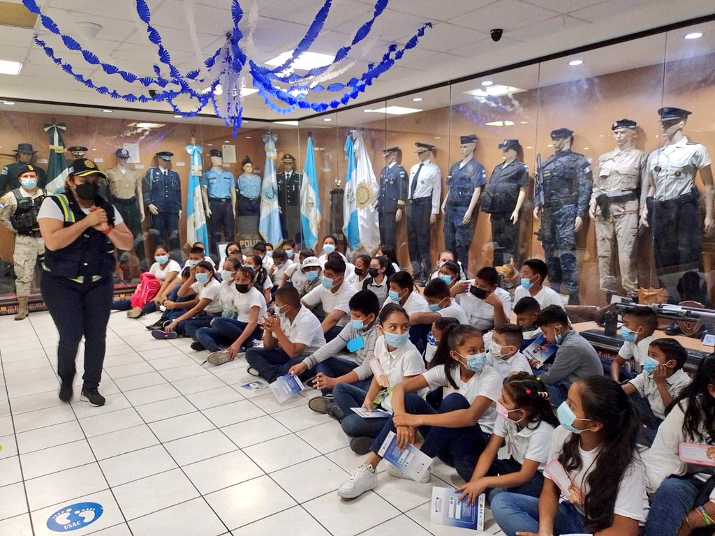 Agentes de la PNC imparten charlas sobre seguridad vial. /Foto: PNC