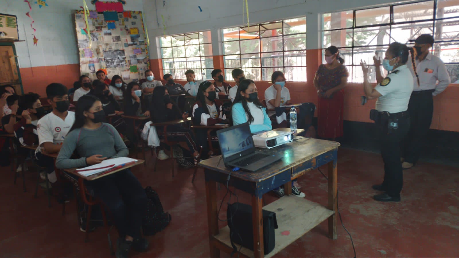 Capacitan a estudiantes sobre la importancia de alejarse de las pandillas
