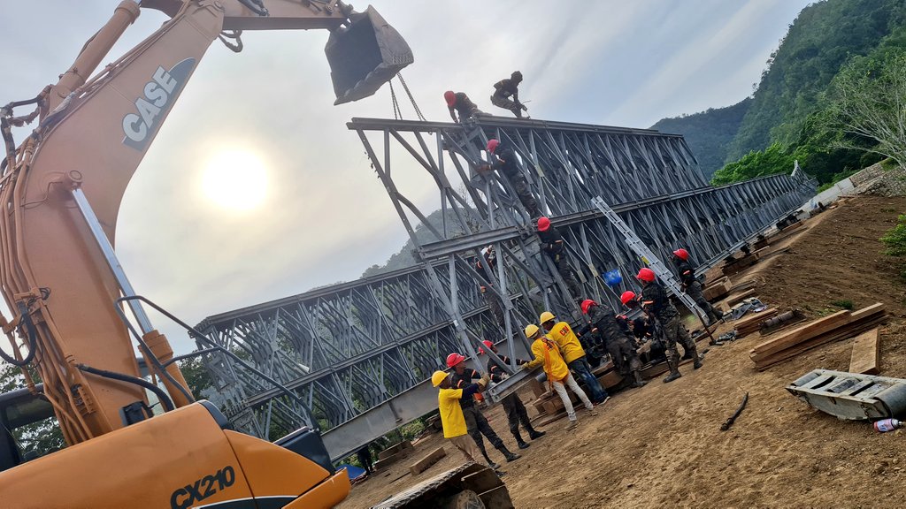 Militares apoyan en instalación de puentes de emergencia en el territorio