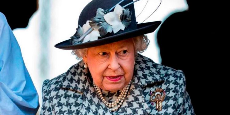 Carlos y Guillermo viajan a Balmoral para estar con la reina Isabel II