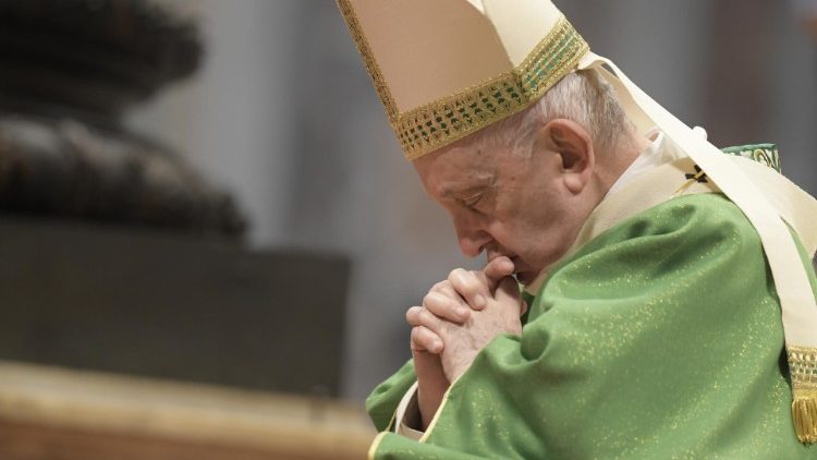 El Papa resalta “la devoción al deber” de Isabel II y reza por Carlos III