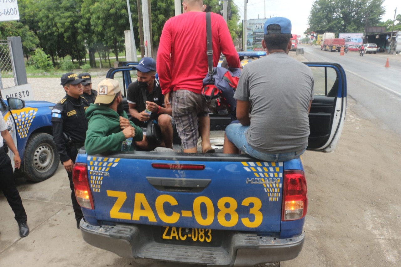 PNC localiza y asiste a grupo de migrantes en Chiquimula y Zacapa