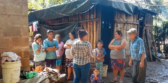 Familias afectadas por desbordamiento de río reciben ayuda