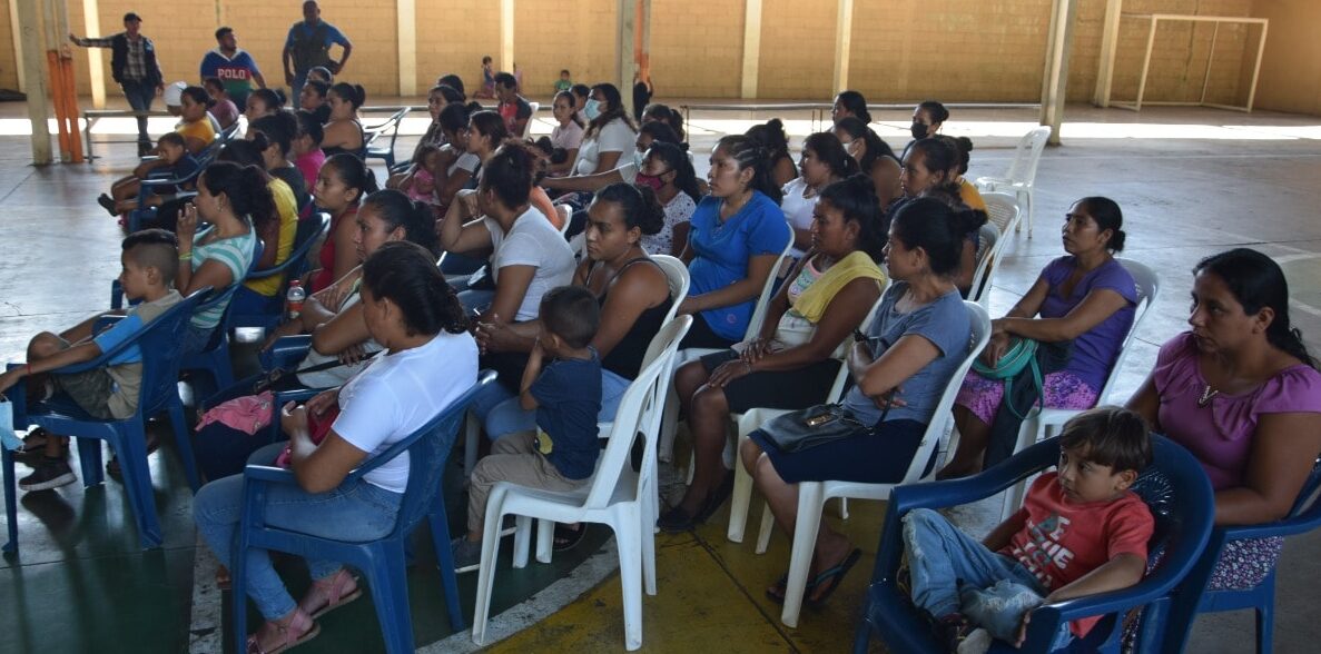 Madres solteras reciben apoyo para educación de sus hijos