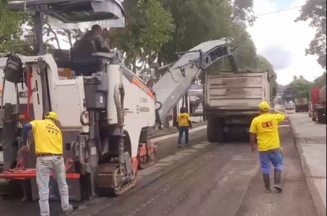 Recapean asfalto en el casco urbano de Cobán, Alta Verapaz