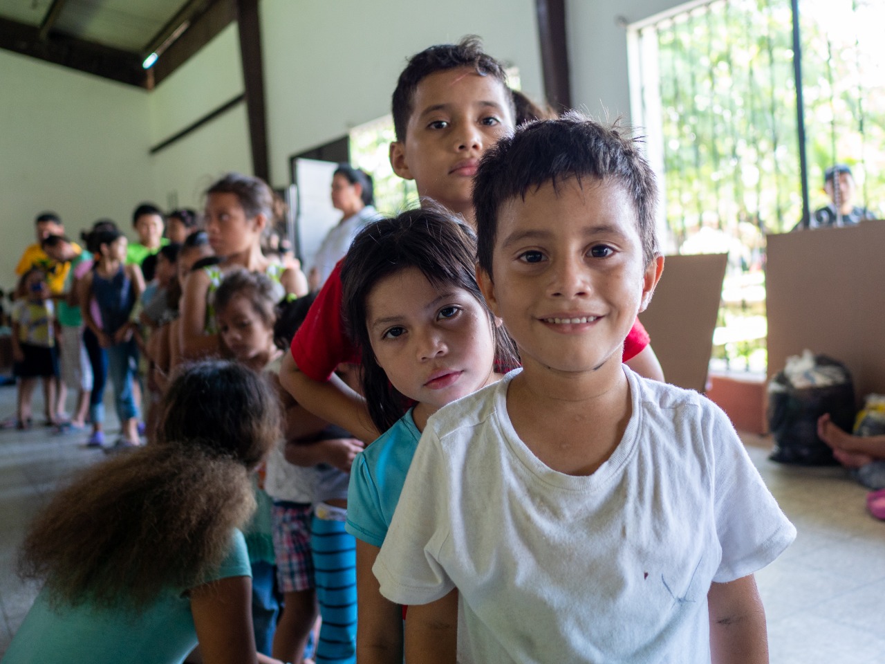 Mandatario entrega alimentos a personas albergadas en Morales, Izabal