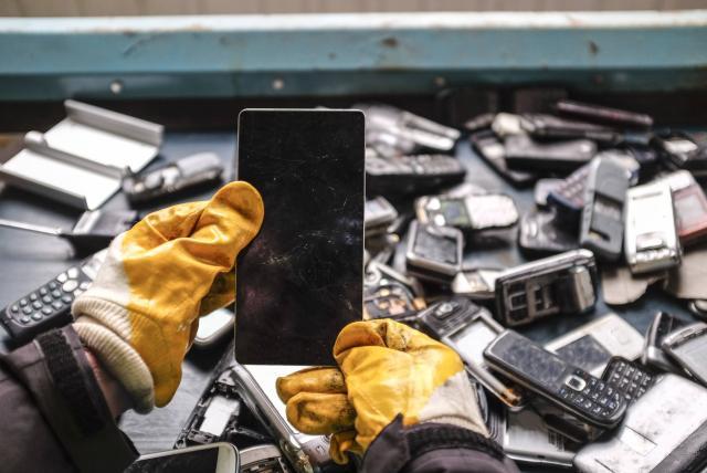 Unos 5 mil 300 millones de teléfonos móviles se convertirán en basura a final de año