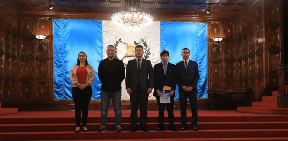 Premian a ganadores de Certamen Permanente Centroamericano 15 de Septiembre