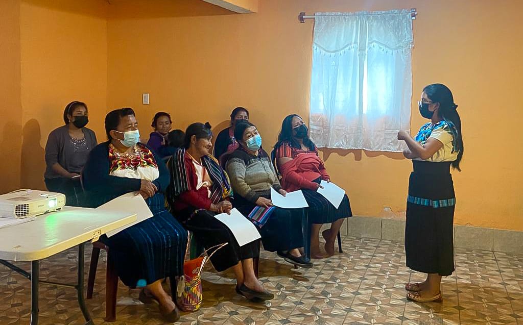 Mujeres participan en taller de alfabetización digital