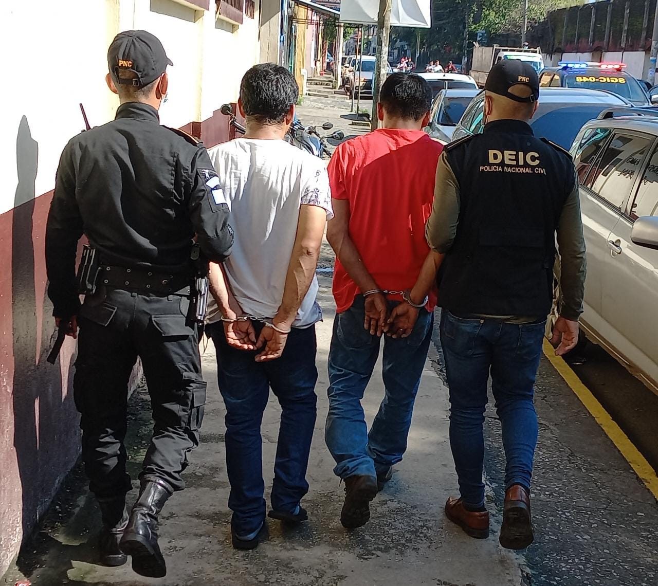 Capturan a dos personas señaladas de coyotaje por traslado de 45 extranjeros