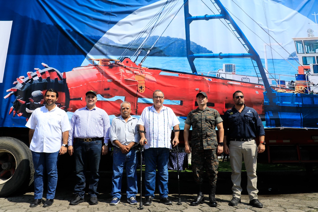 Entregan equipo de dragado que beneficiará a Escuintla y Santa Rosa