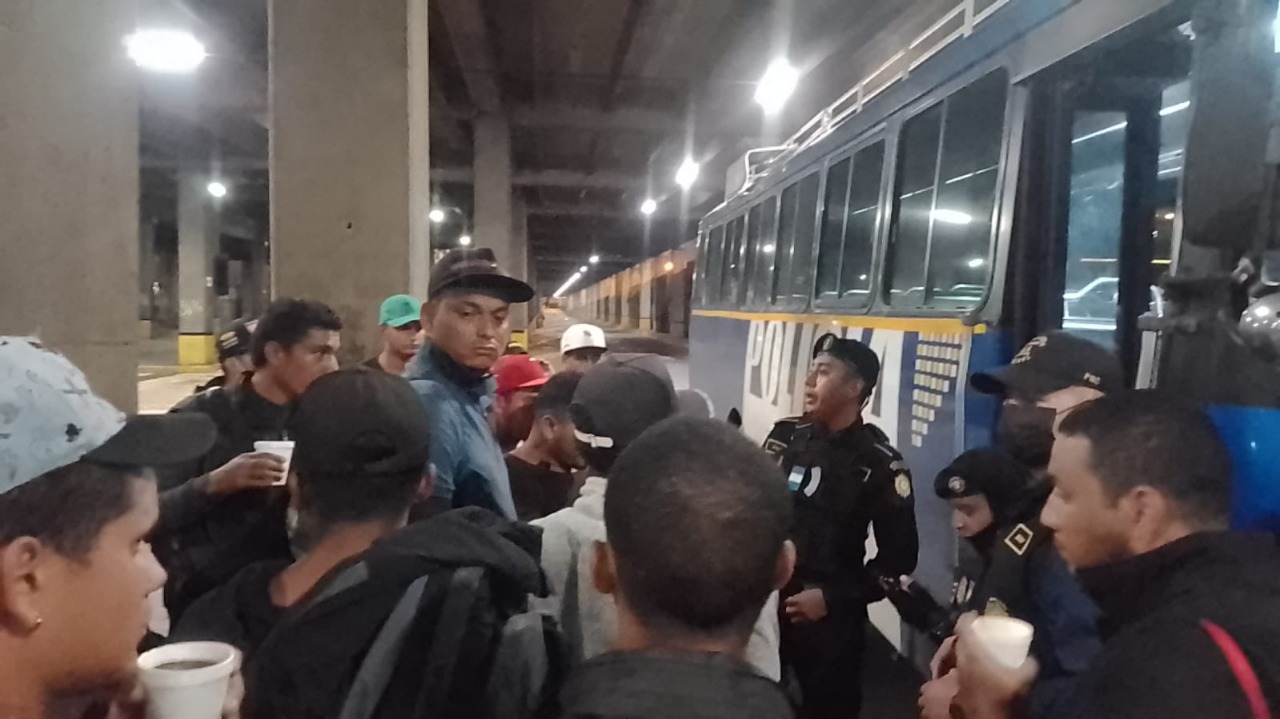 Asisten a venezolanos al pedir retorno voluntario a su país