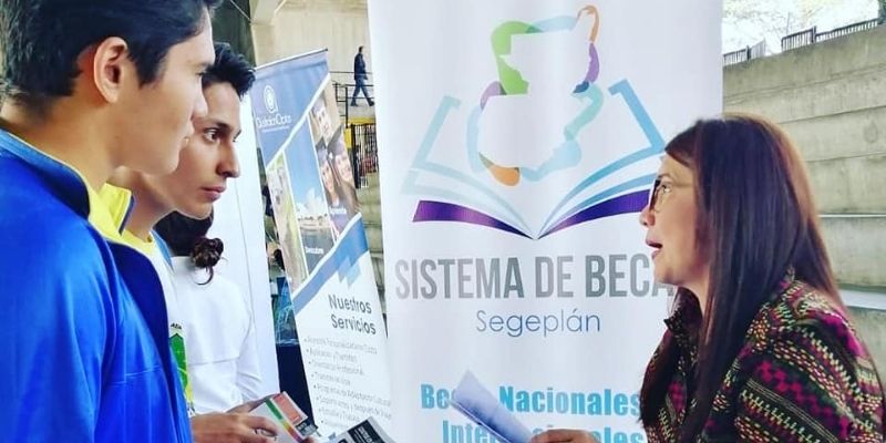 Más de 6 mil guatemaltecos beneficiados con becas de estudio