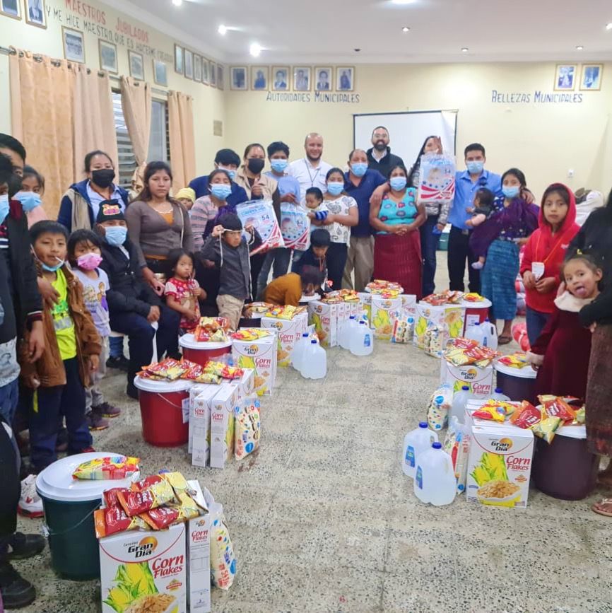Llevan artículos y alimentos para familias albergadas