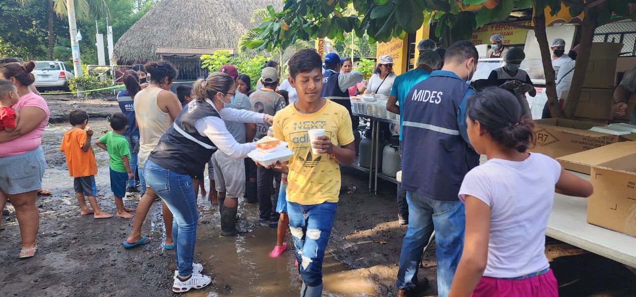 Entregan raciones de alimentos a familias afectadas por desbordamiento de rio en Escuintla