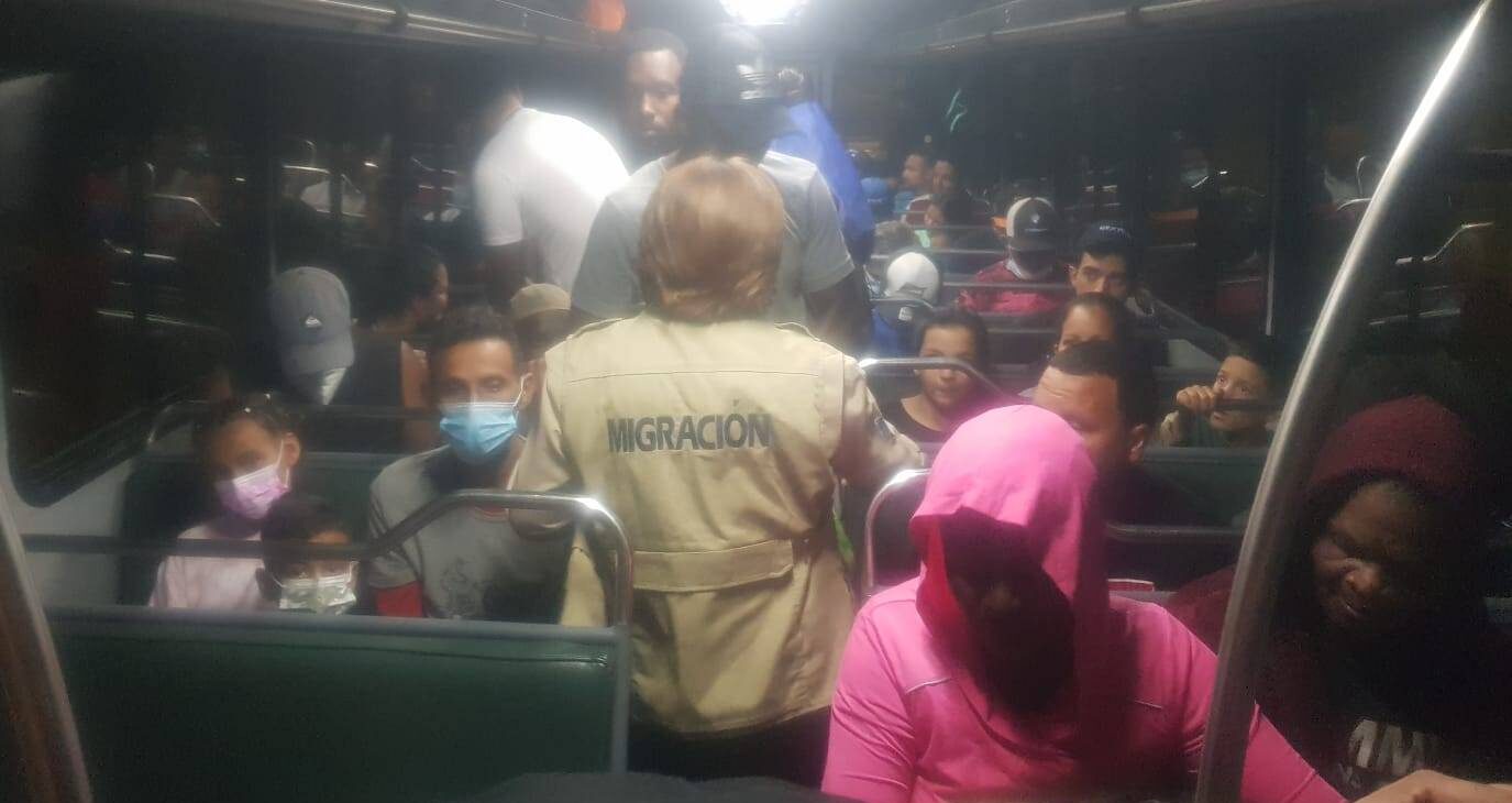 Migrantes que ingresaron de forma irregular salen del país
