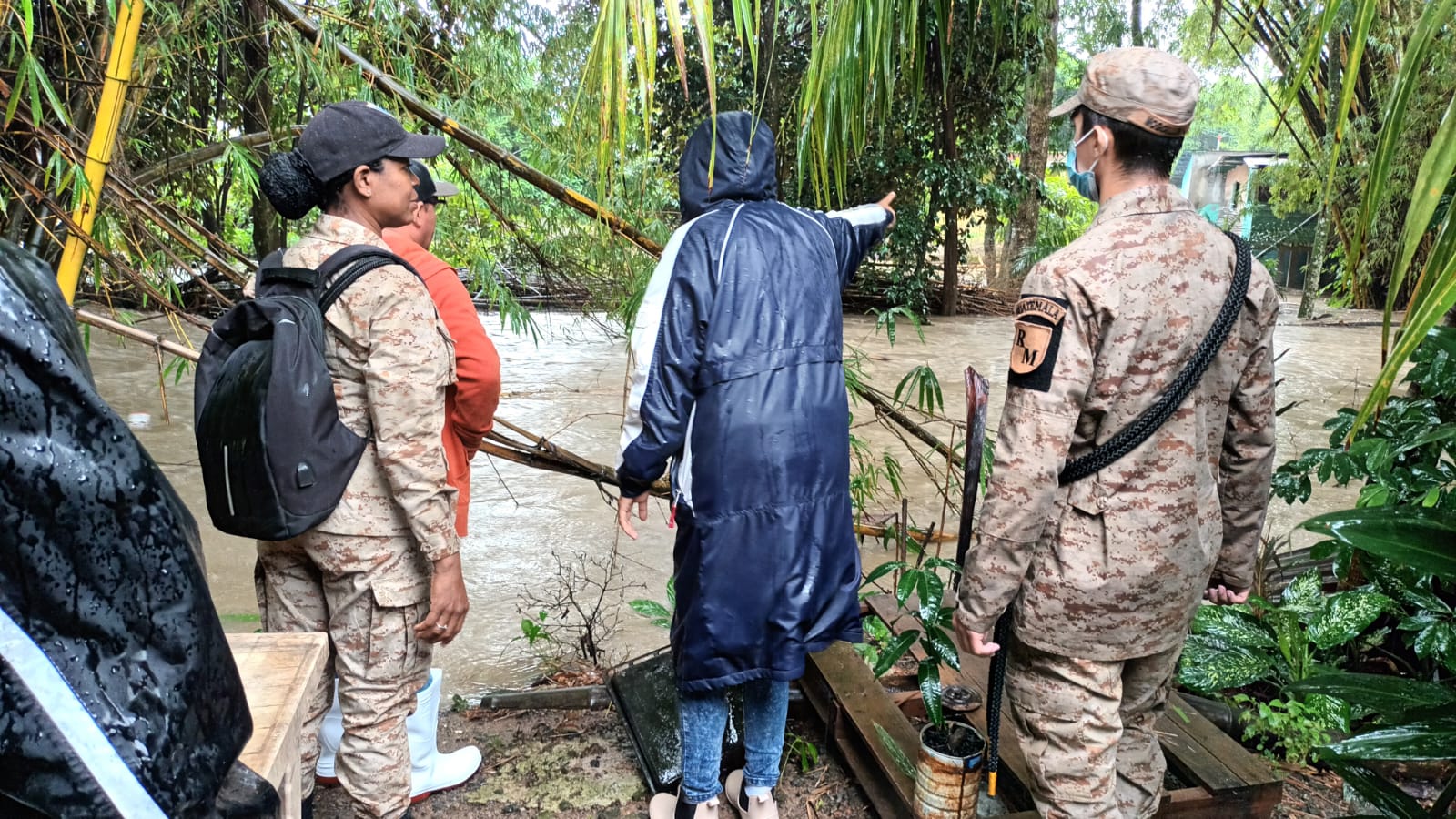 PNC y Ejército brindan apoyo a vecinos afectados por precipitaciones en Izabal