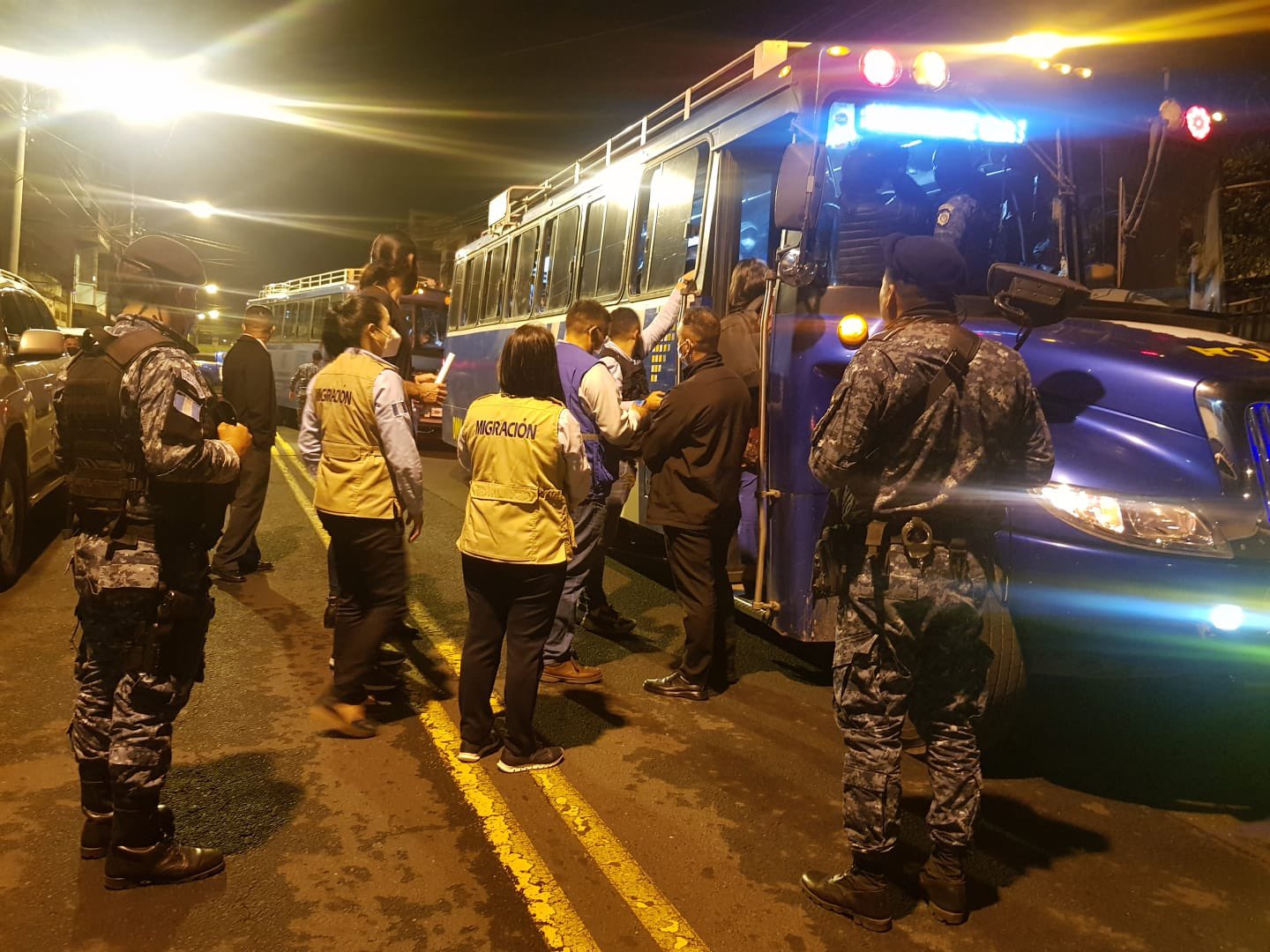 Extranjeros son trasladados de la Cenma al centro de atención migratoria