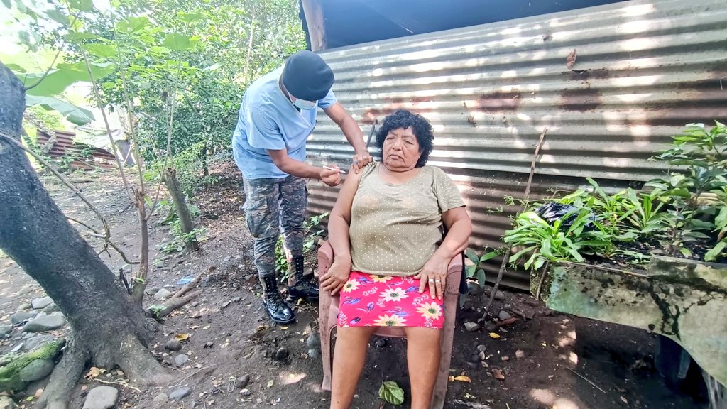 Vacunación contra el COVID-19 sigue llegando de casa en casa