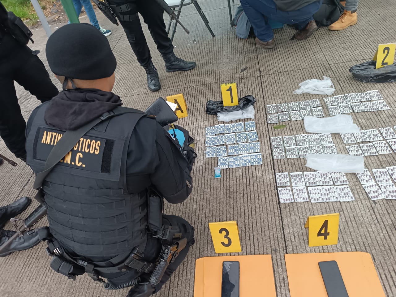 Capturan a pasajero de bus señalado de llevar mil 800 cápsulas con cocaína