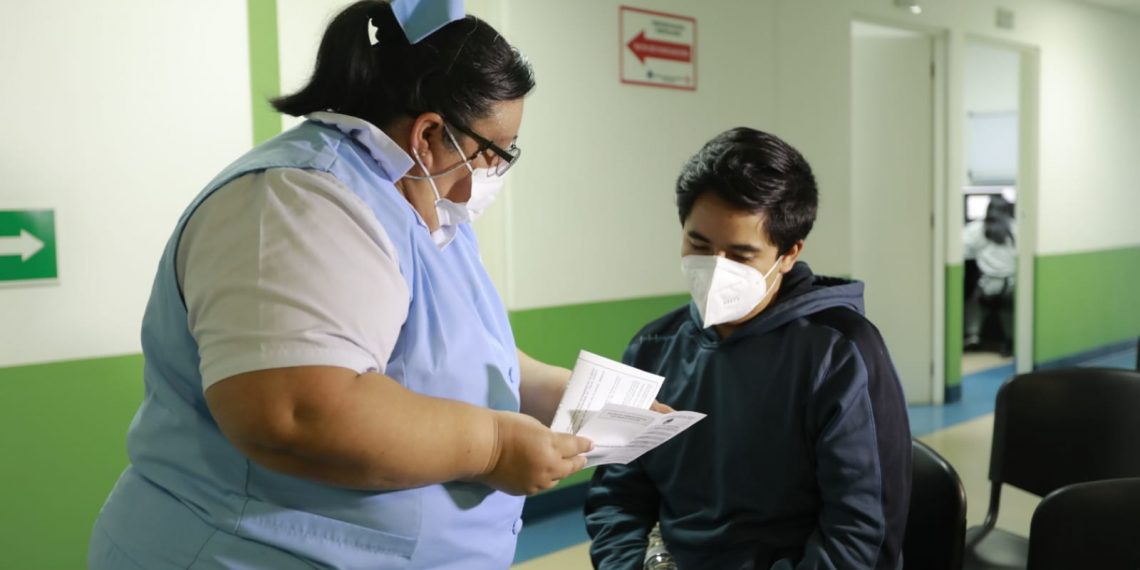Instan a la población a vacunarse para prevenir el COVID-19