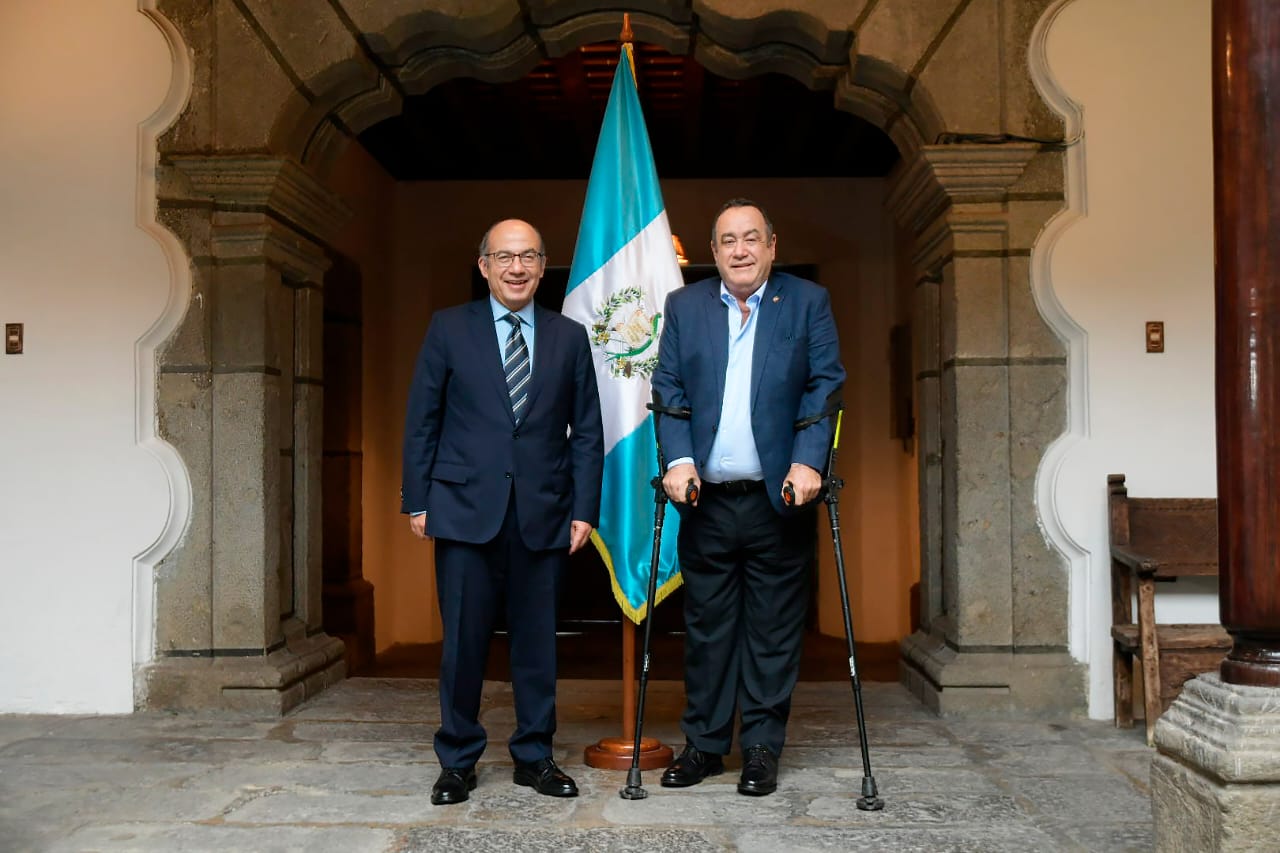 Gobernante Giammattei da la bienvenida al expresidente de México Felipe Calderón
