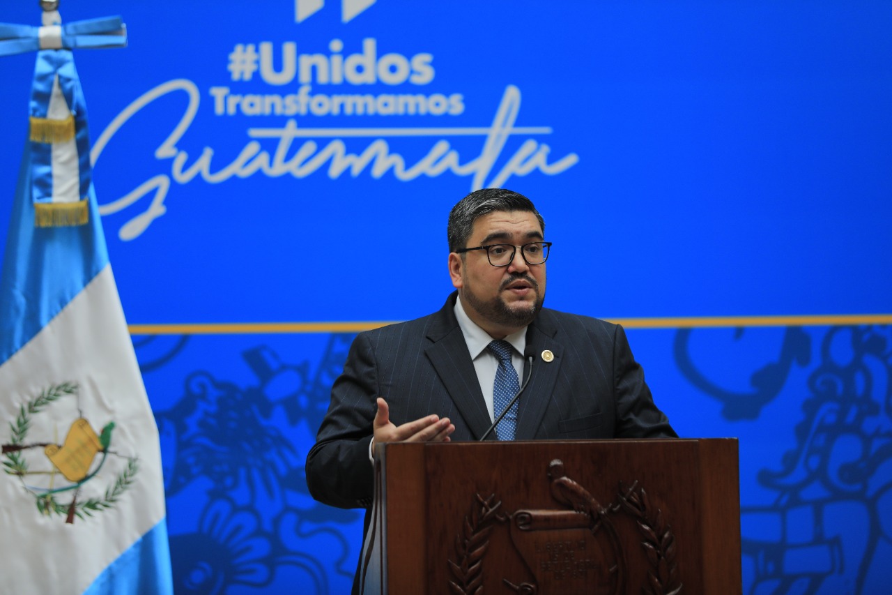El Ministro de Energía y Minas, Alberto Pimentel en conferencia de prensa.
