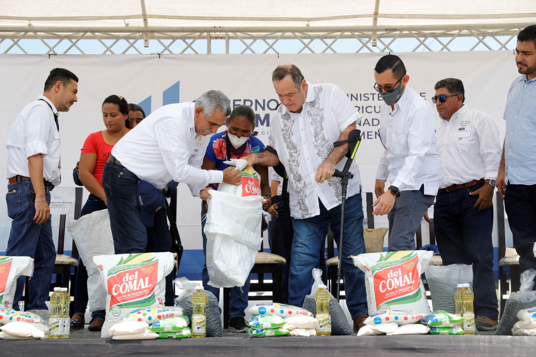 Entrega de raciones alimenticias beneficia a pescadores de Izabal