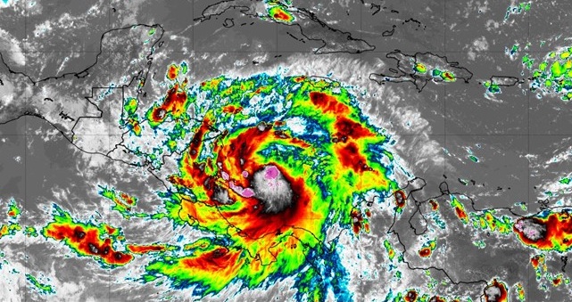 Huracán Julia continúa su trayectoria y podría degradarse a tormenta tropical