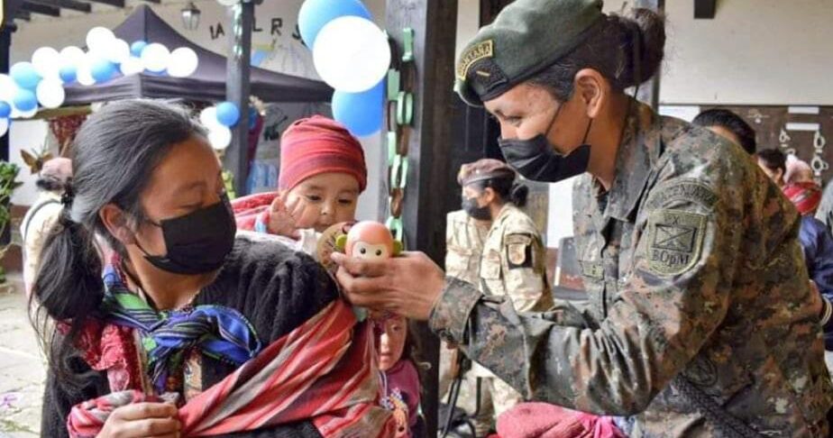 Reservistas militares celebran a pequeños de Totonicapán