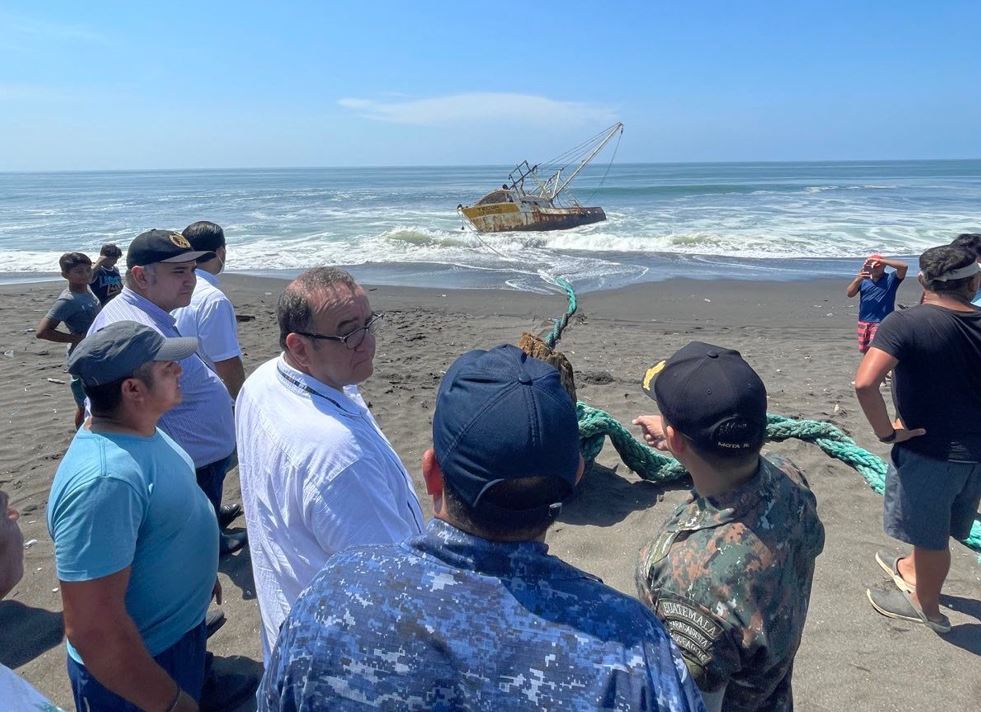 Autoridades dan seguimiento a barco pesquero encallado en Santa Rosa