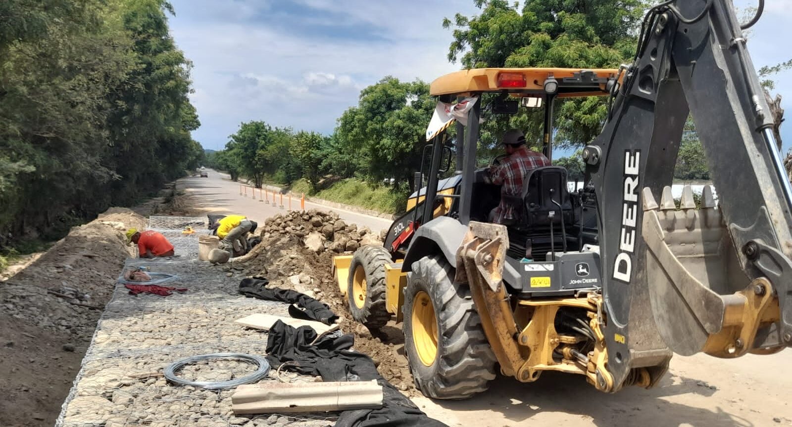 CIV atiende tramos carreteros afectados por las lluvias en Zacapa