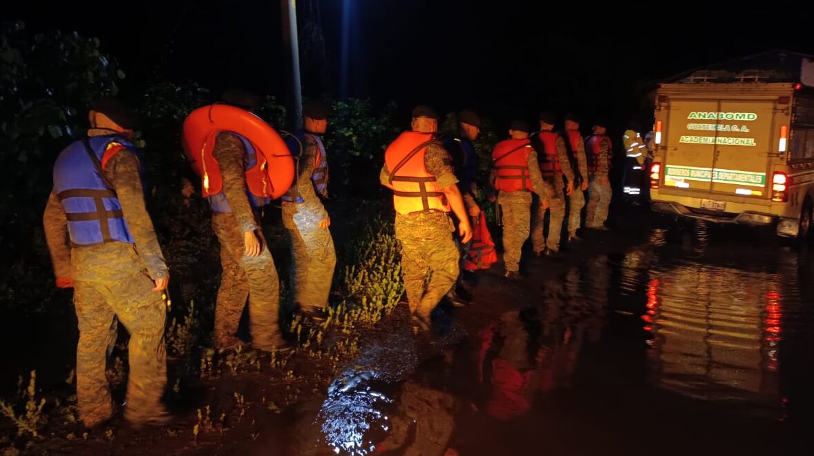 Albergan a familias afectadas por las lluvias en Escuintla