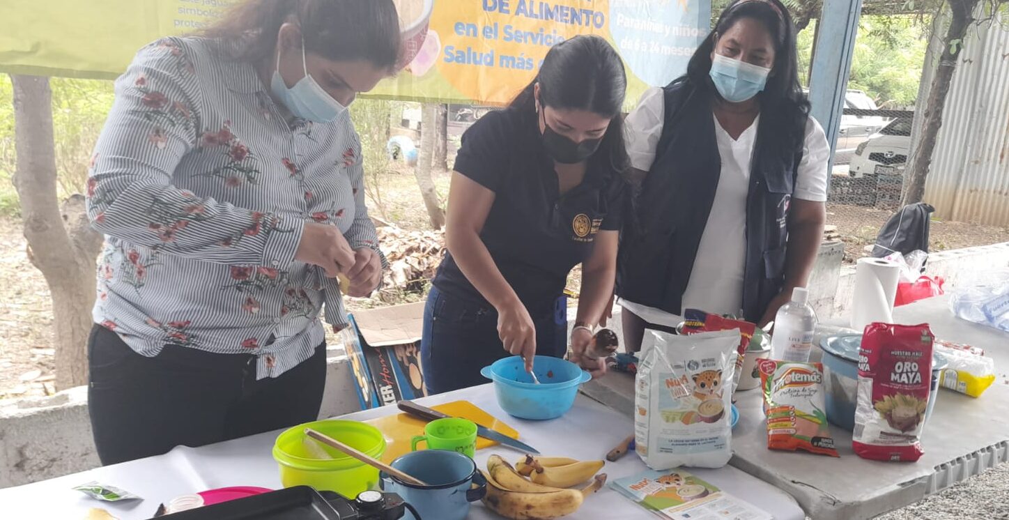 Madres de familia se instruyen en la preparación de alimentos nutritivos