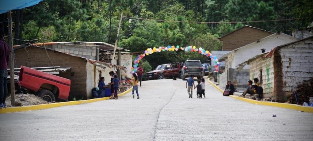 Gobierno mejora tránsito en área rural de Santa María Chiquimula