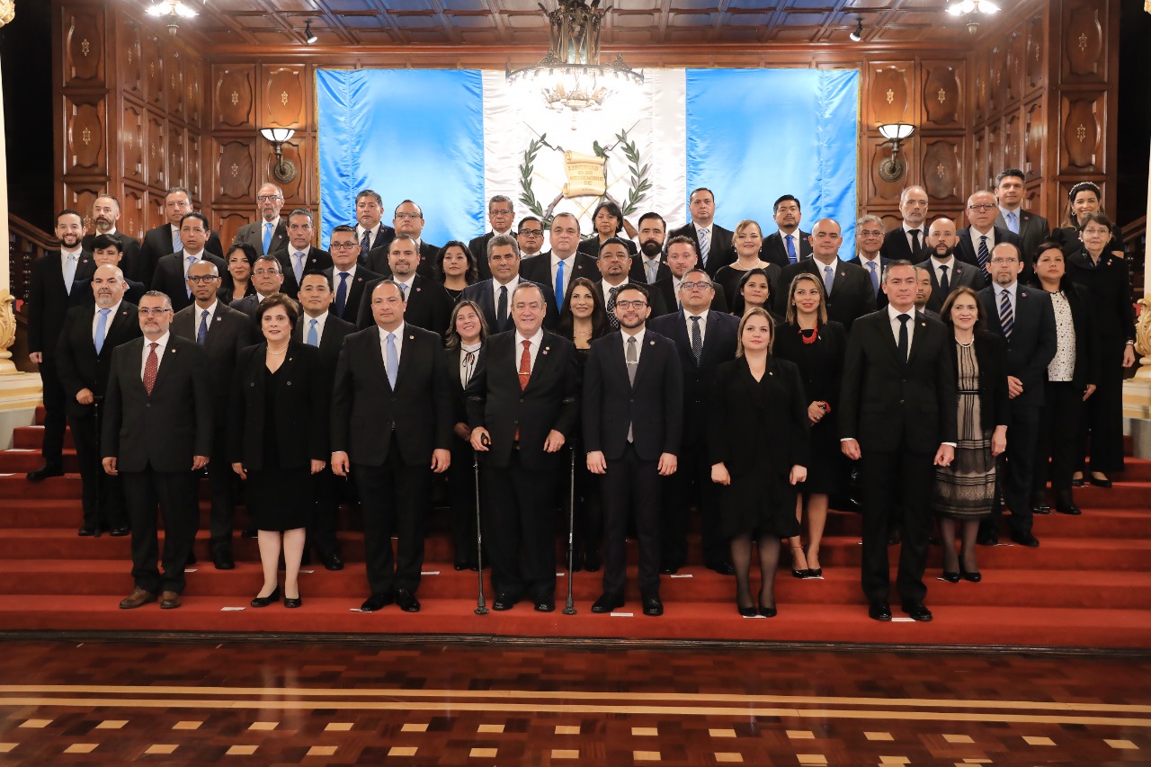 Presidente se reúne con jefes de misiones diplomáticas guatemaltecas en el exterior