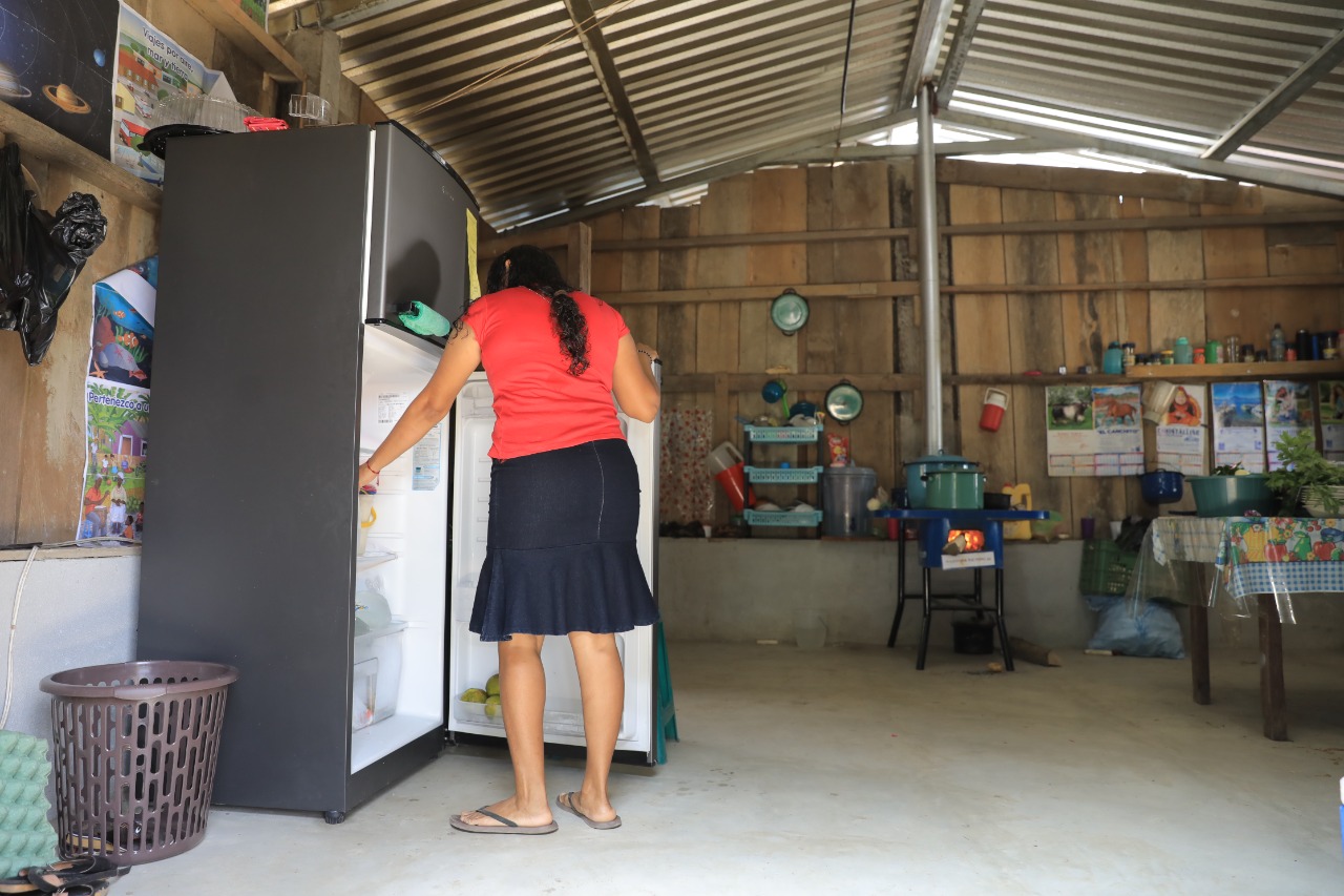 Familias agradecen proyecto de construcción de redes y líneas eléctricas de distribución en Izabal