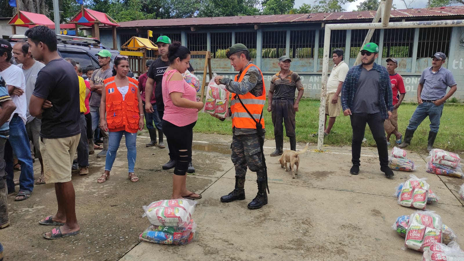 Segunda Brigada de Infantería entregó ayuda a pobladores de Izabal. Foto: Ejército de Guatemala