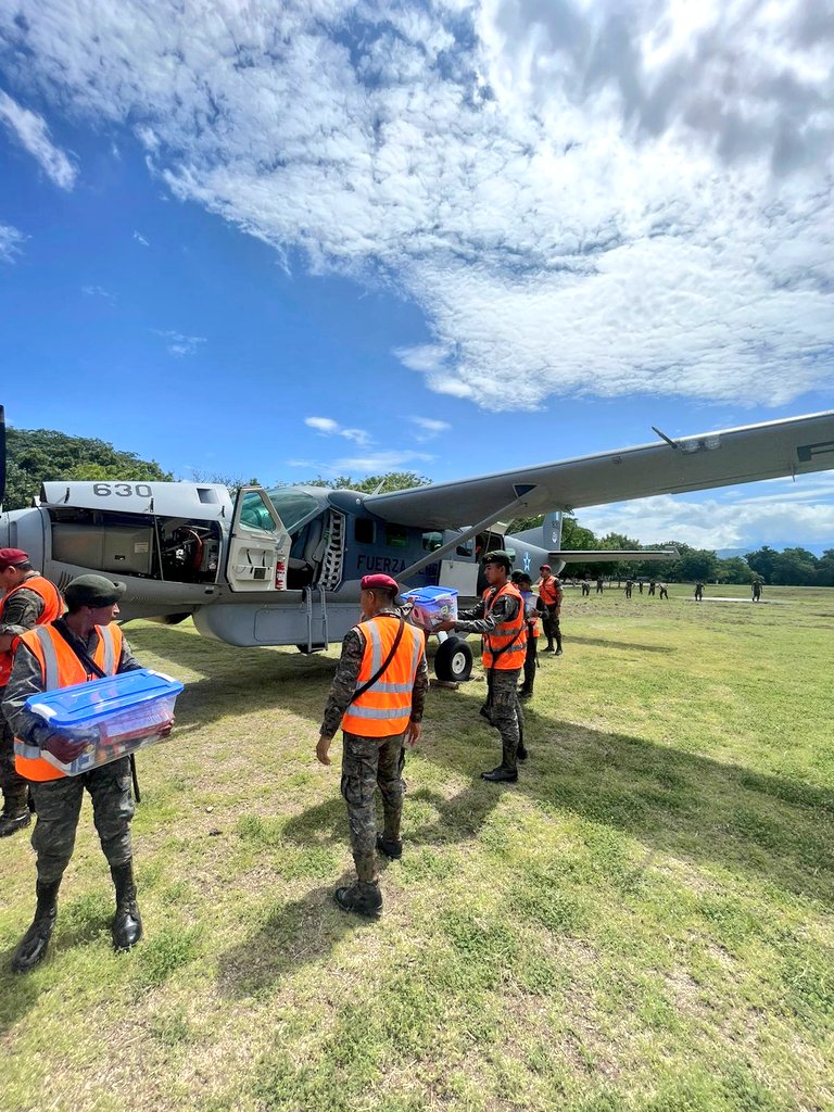 Se inicia traslado de ayuda humanitaria vía aérea para guatemaltecos afectados en Izabal y Zacapa