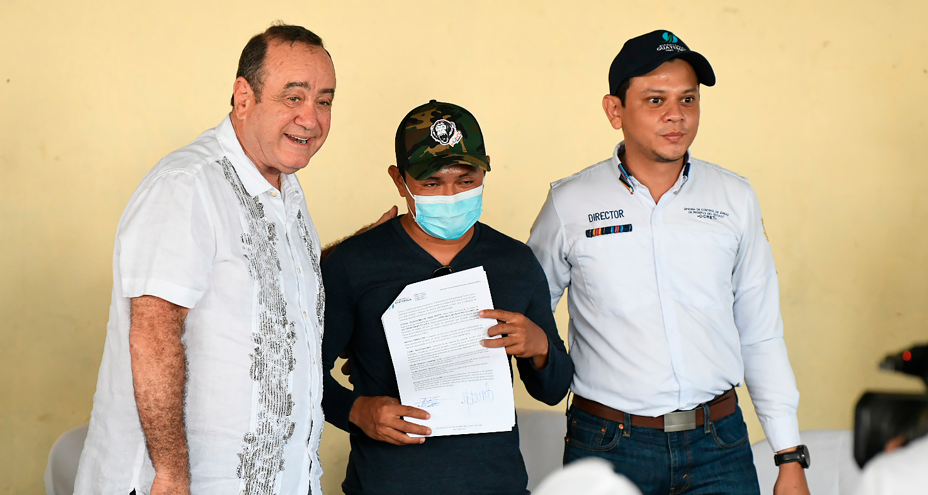 Presidente entrega incentivos forestales para la conservación del mangle