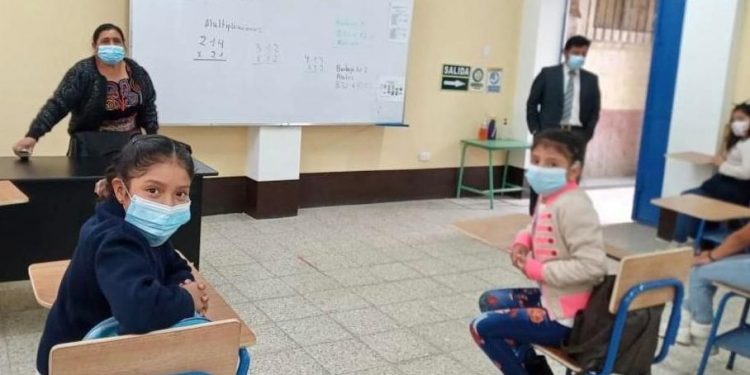 Publican acuerdo que deja a discreción el uso de mascarilla en centros educativos