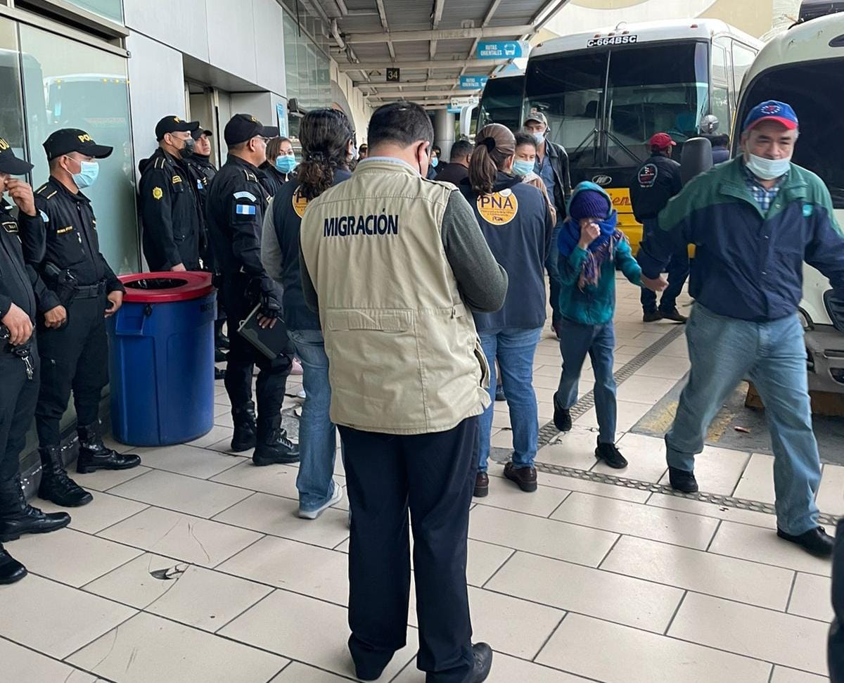 Asisten a unos 200 migrantes en la Central de Mayoreo