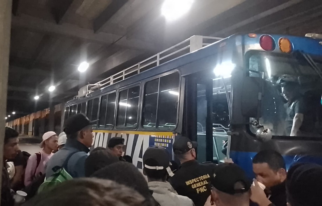 Migrantes venezolanos recibieron apoyo de autoridades guatemaltecas. /Foto: PNC
