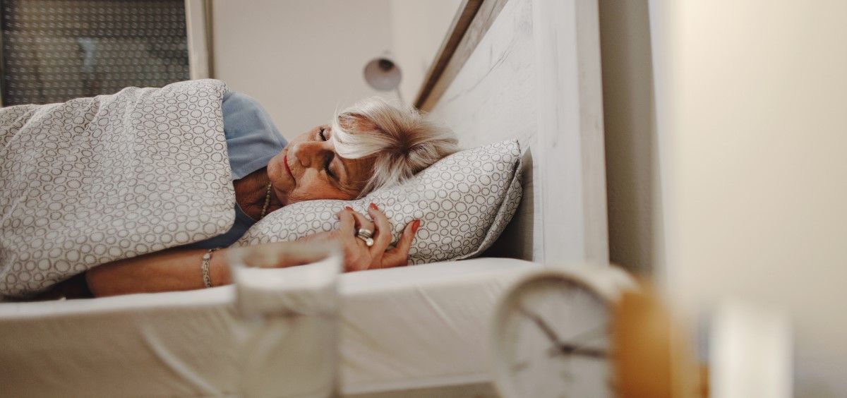Dormir cinco horas o menos a los 50 eleva el riesgo de enfermedades crónicas