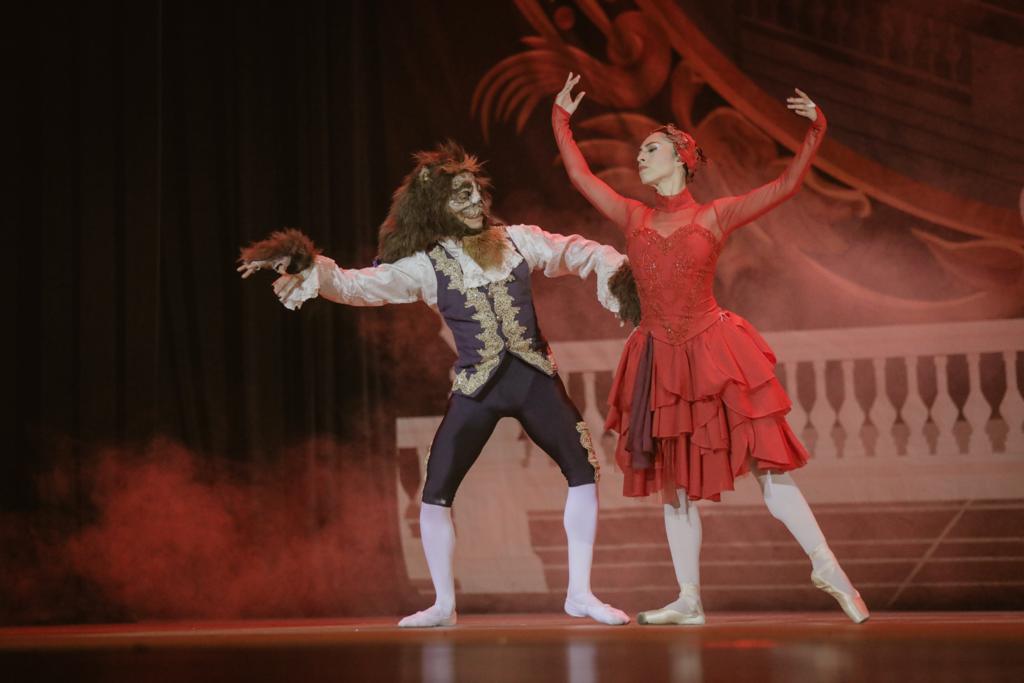 Familias disfrutan de la obra “La bella y la bestia”